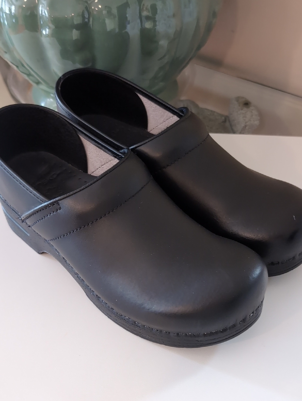 Dansko Professional Black Leather Clogs. Medical. Nursing. Sz 42. (11.5 - 12)